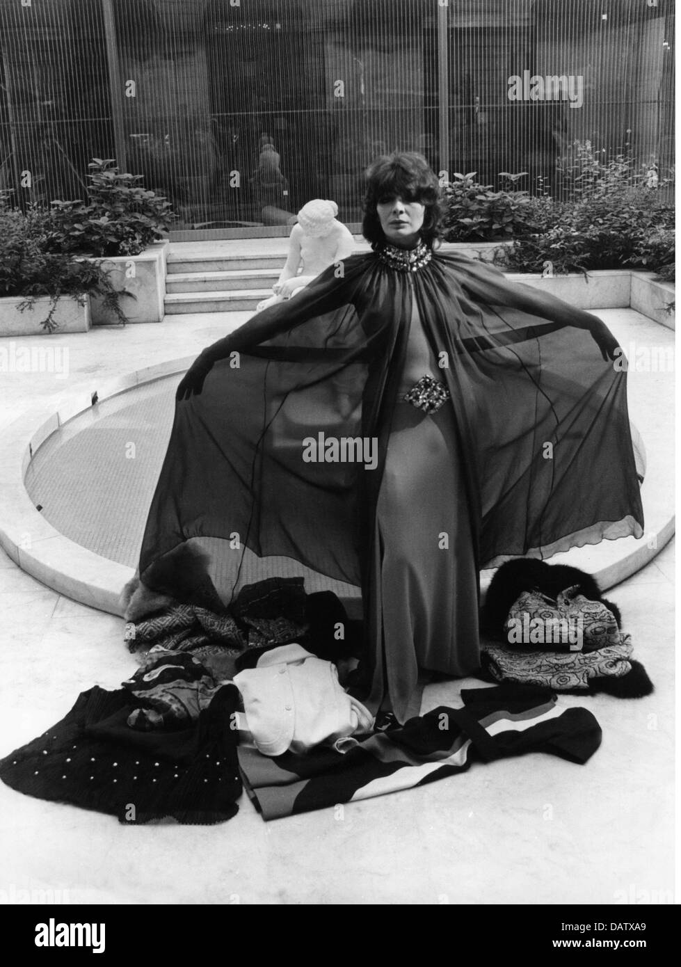 Greco, Juliette, * 7.2.1927, cantante y actriz francesa, de longitud completa, en un vestido de noche transparente, 1970, Foto de stock
