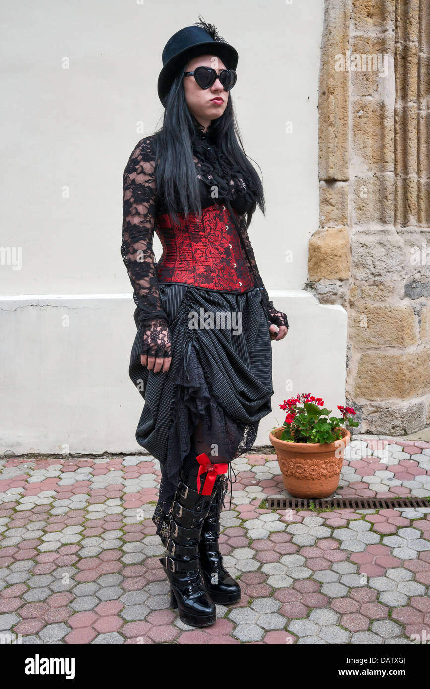 Parte participante en Bolkow castillo gótico, festival dedicado a la subcultura goth en Bolkow, Baja Silesia, Polonia Foto de stock