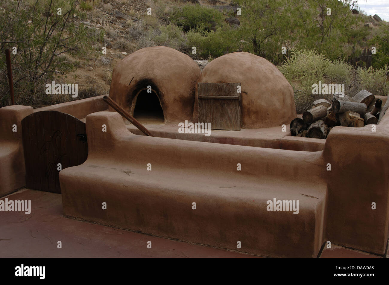 Reproducción de un antiguo adobe hornos para hacer pan. Petroglyph National Monument. Cerca de Albuquerque. Nuevo México. Ee.Uu.. Foto de stock