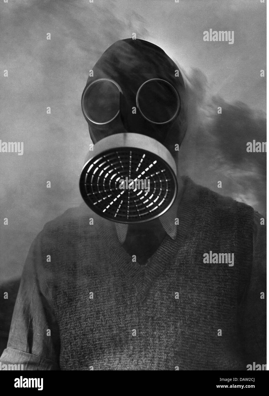Segunda Guerra Mundial / Segunda Guerra Mundial, guerra aérea, Alemania, perforación de un ataque aéreo de una brigada de bomberos de fábrica, Berlín, alrededor de 1942, hombre con máscara de gas, Derechos adicionales-Clearences-no disponible Foto de stock