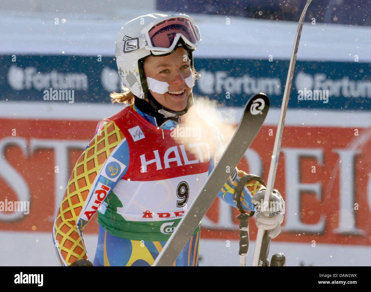 Nike sueca doblada en la mujer exhala Downhill combinada de los Campeonatos  del Mundo de Esquí Alpino Aare, Suecia, el viernes 09 de febrero de 2007.  El slalom será el segundo y