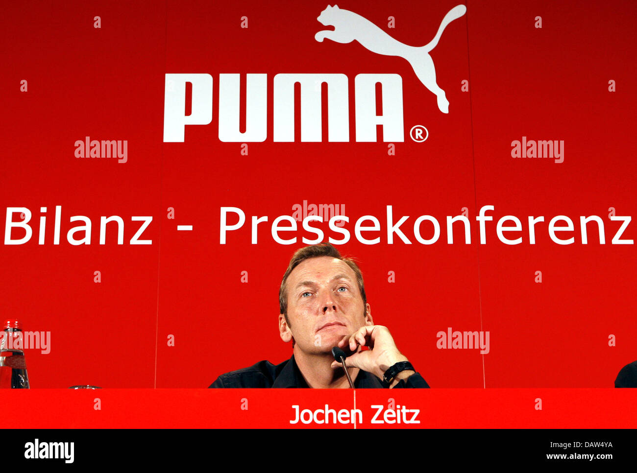 Lidiar con Percepción mecánico Fabricante de ropa deportiva alemana Puma AG CEO Jochen Zeitz es mostrado  durante la conferencia de prensa de balance en Nuremberg, Alemania, el  lunes, 19 de febrero de 2007. A pesar de