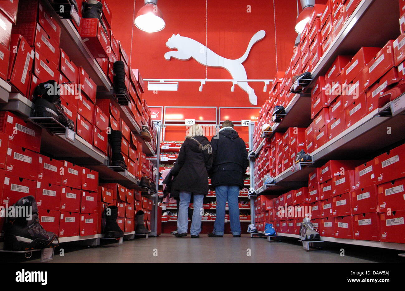 Zapatos Puma en una tienda outlet de Gilroy, CA Fotografía de stock - Alamy
