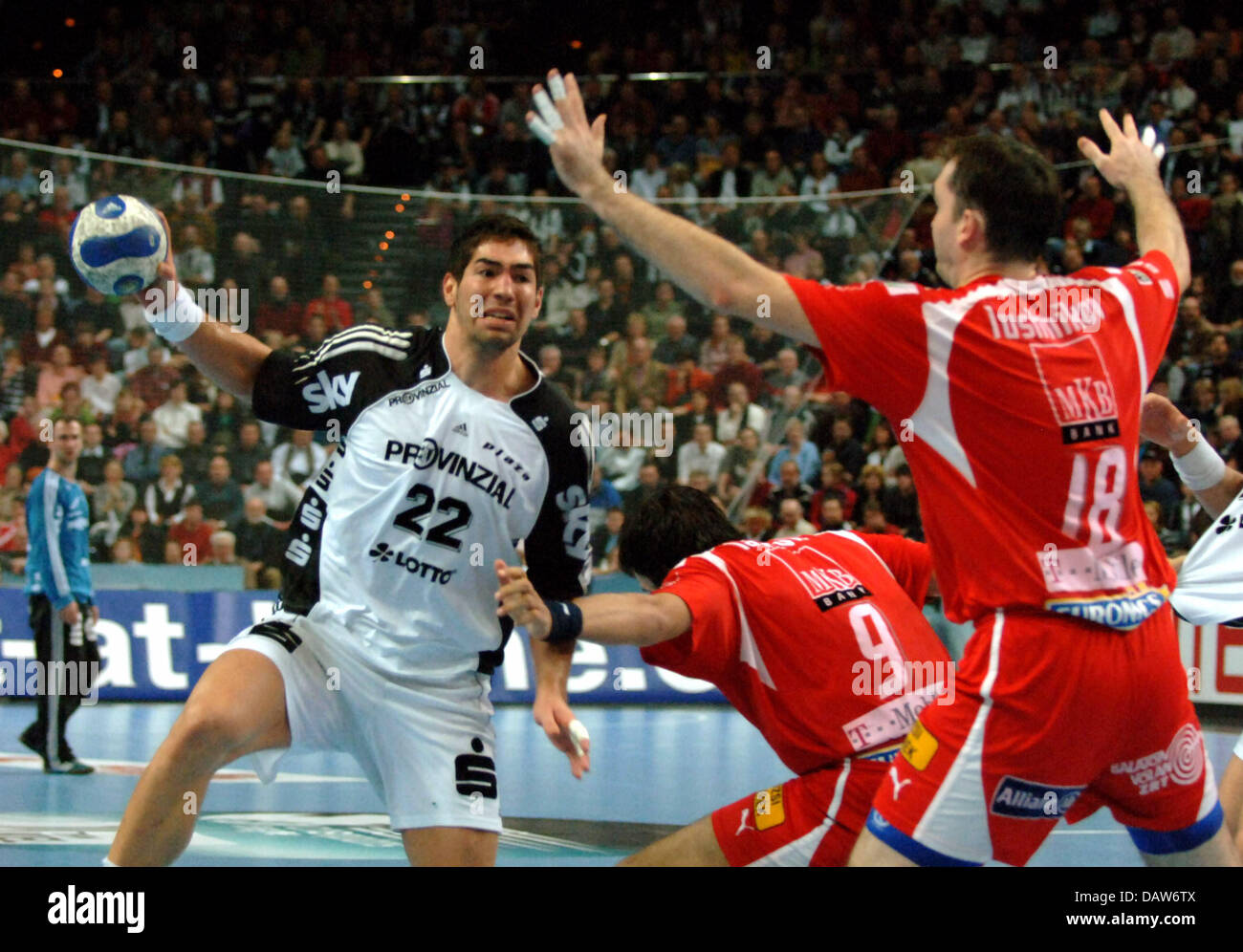Nikola Karabatic (L) de Kiel fotografiado durante el balonmano ... Nikola Karabatic (L) de Kiel fotografiado durante el balonmano ...