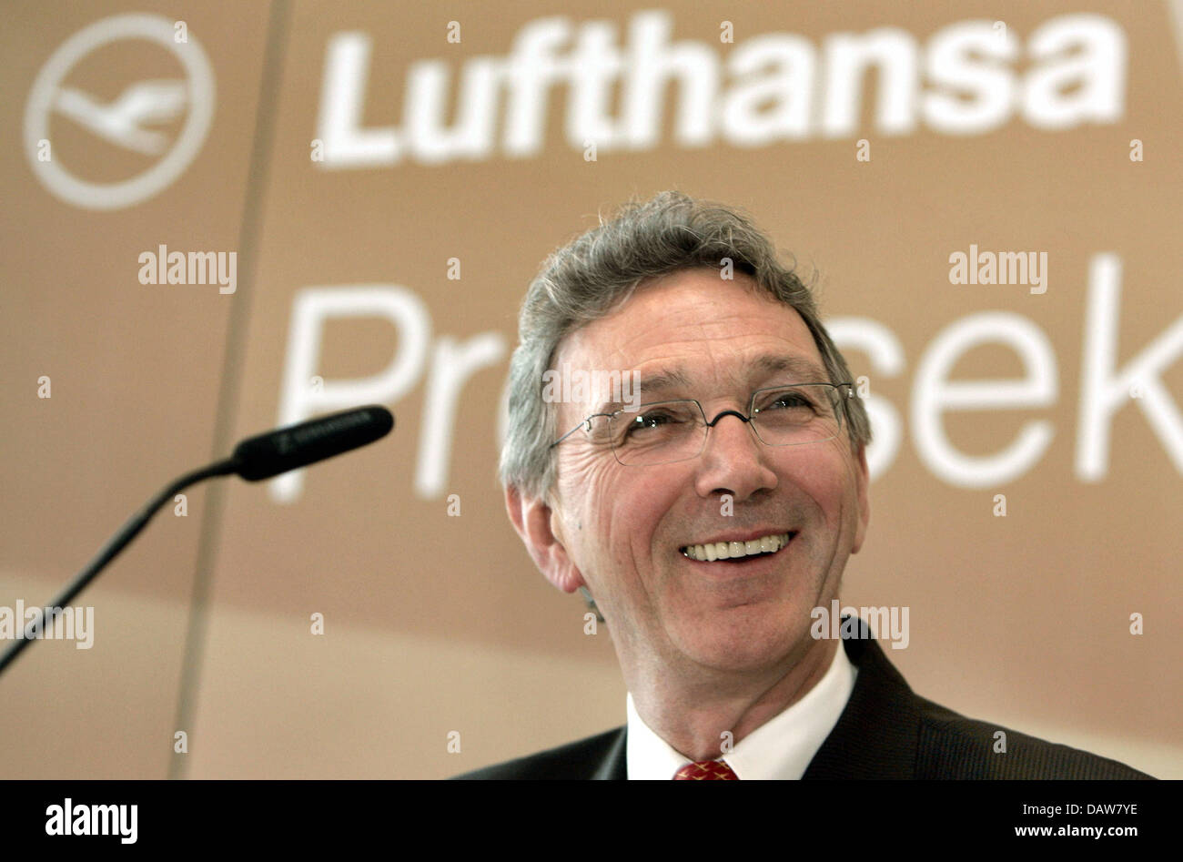 Lufthansa AG CEO Wolfgang Mayrhuber es retratada durante la aerolínea balance anual conferencia de prensa en Frankfurt, Alemania, Jueves, 08 de marzo de 2007. La compañía aérea alemana Lufthansa AG registró un aumento de ventas para el 2006 de 10% hasta 19,8 millones de euros. Foto: Frank Mayo Foto de stock