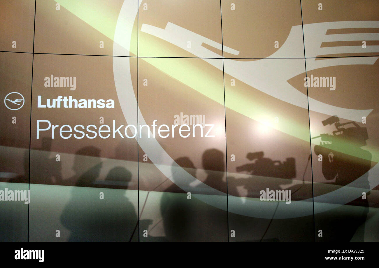 Los periodistas siguen ensombreciendo el logotipo de Lufthansa durante la aerolínea balance anual conferencia de prensa en Frankfurt, Alemania, Jueves, 08 de marzo de 2007. La compañía aérea alemana Lufthansa AG registró un aumento de ventas para el 2006 de 10% hasta 19,8 millones de euros. Foto: Frank Mayo Foto de stock