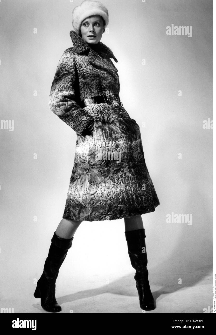 Moda, 1960, abrigos de piel, mujer en piel de cordero, por Boege empresa, , Derechos adicionales-Clearences-no disponible Foto de stock