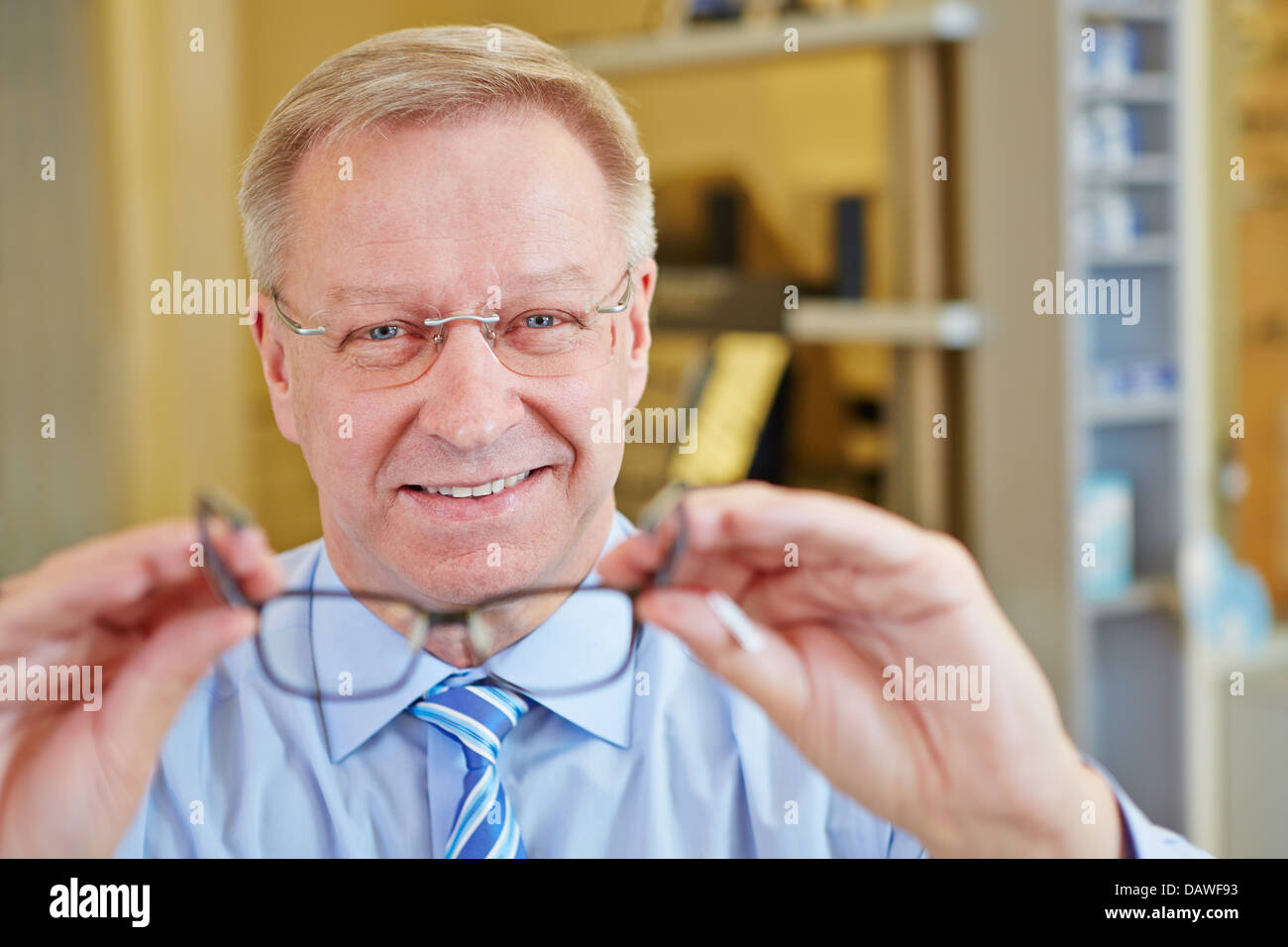 Anciano como óptico celebrar nuevas gafas Foto de stock