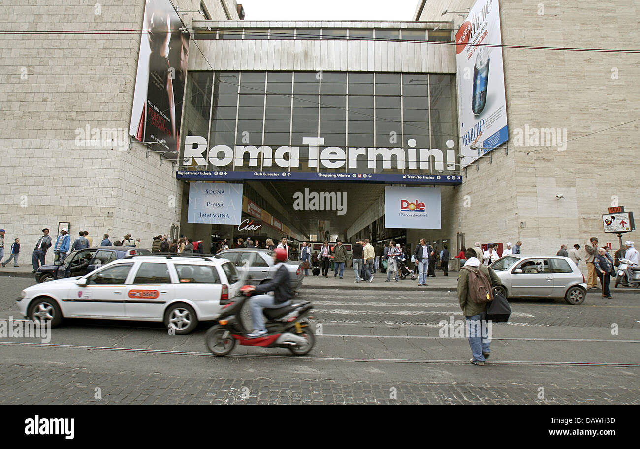 La imagen muestra una entrada de la estación de tren de Roma Termini en Roma, Italia, 15 de abril de 2007. Foto: Lars Halbauer Foto de stock