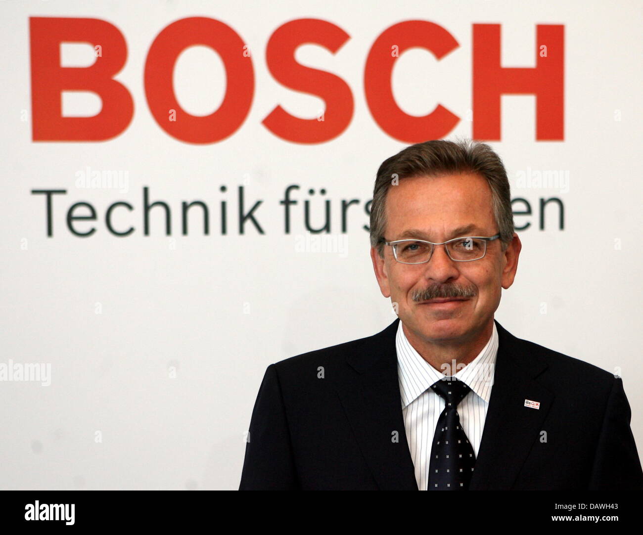 Bosch CEO Franz Fehrenbach está retratado en frente de un logotipo de Bosch con anterioridad a la conferencia de prensa del balance de la empresa en Stuttgart, Alemania, el miércoles 25 de abril de 2007. Bosch aumentó su volumen de negocios en un 5,4% hasta 43,7 millones de euros en el ejercicio 2006. Las ganancias antes de impuestos cayó desde 3,2 millones de euros a 3,1 millones. Foto: Bernd Weissbrod Foto de stock