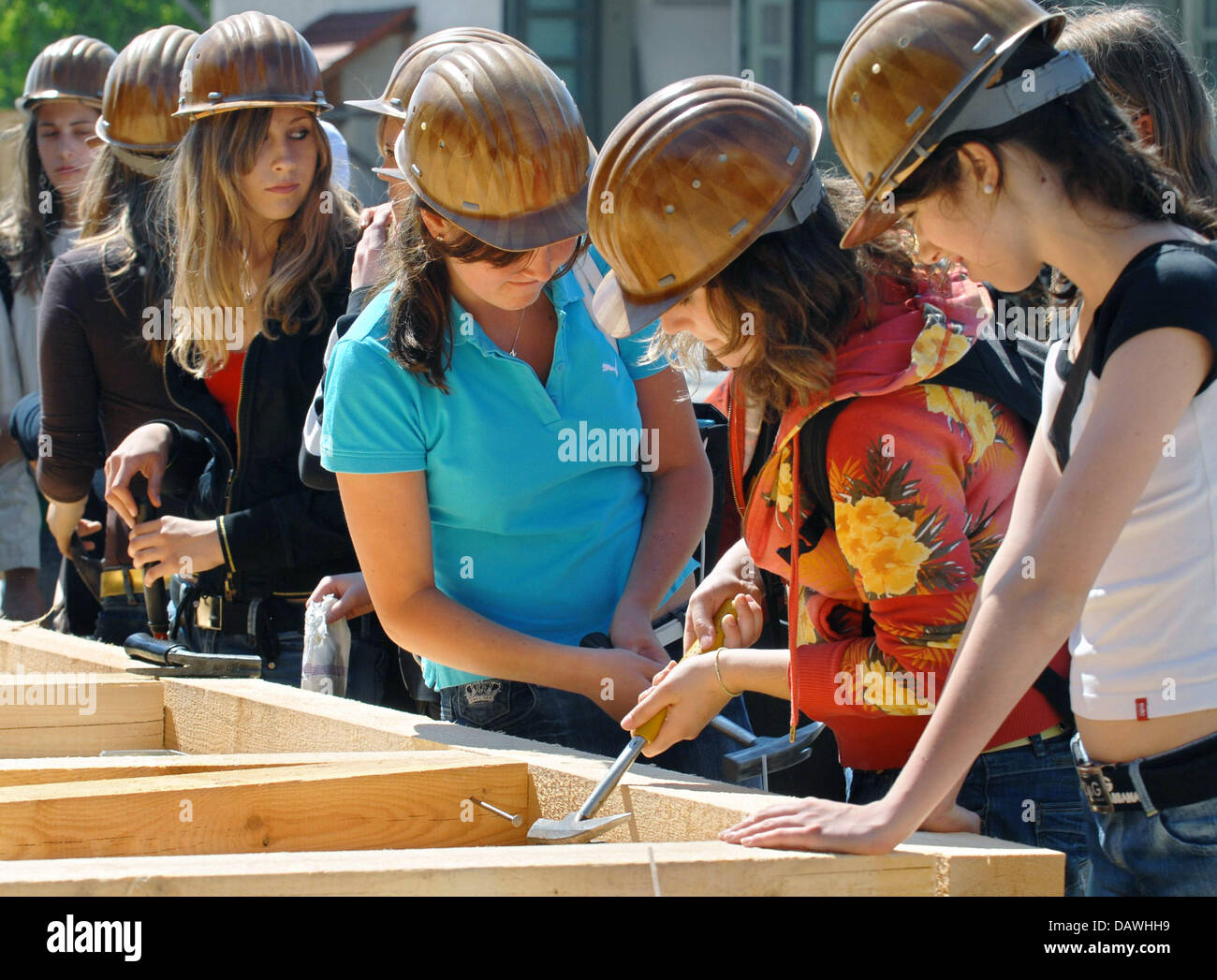 Las niñas hacen el trabajo de los carpinteros en Muenchsmuenster, Alemania, el 26 de abril de 2007. El 7º día de 'chicas'' está de nuevo en la promoción de trabajos típicamente masculinos como factible para las niñas. Foto: Armin Weigel Foto de stock