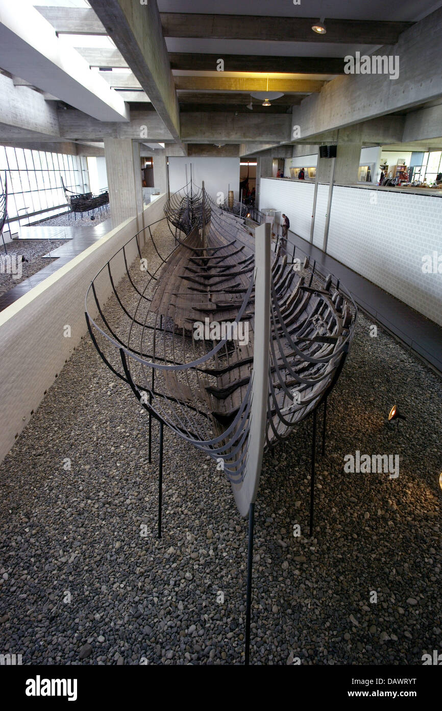 Un barco vikingo del siglo XI, descubrió en el fiordo de Roskilde, en 1962, se presenta en el barco hall del museo de los Barcos Vikingos en Roskilde, Dinamarca, 22 de mayo de 2007. La construcción naval y la marina de los vikingos son presentados en el museo que tiene su propio muelle y un taller arqueológico y ofrece excursiones en barco barco vikingo en el verano. Foto: Maurizio Gambarini Foto de stock