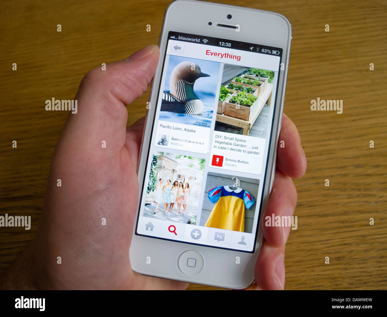 Pinterest social media y app para compartir fotos en blanco iPhone 5 smartphone Foto de stock