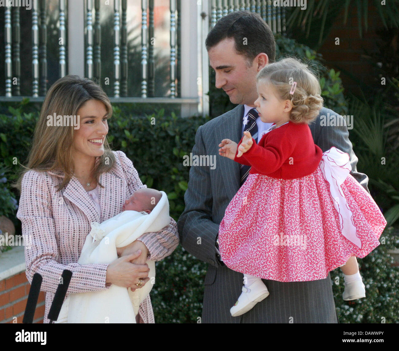 L-R) La princesa Letizia de España, nacido Princesa Sofía, el Príncipe  Felipe de España y la Princesa Sofía sonrisa en 'privado' Internaciona  Hospital Ruber de Madrid, España, 04 de mayo de 2007.