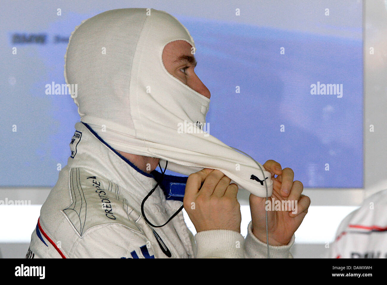 Piloto de Fórmula Uno alemán Nick Heidfeld de BMW Sauber se saca su ropa ignífuga después de la tercera sesión de entrenamientos libres en el circuito de Cataluña, cerca de Barcelona, España, 12 de mayo de 2007. 2007 Gran Premio de Fórmula 1 de España, tiene lugar el 13 de mayo. Fotografía: Jens Buettner Foto de stock