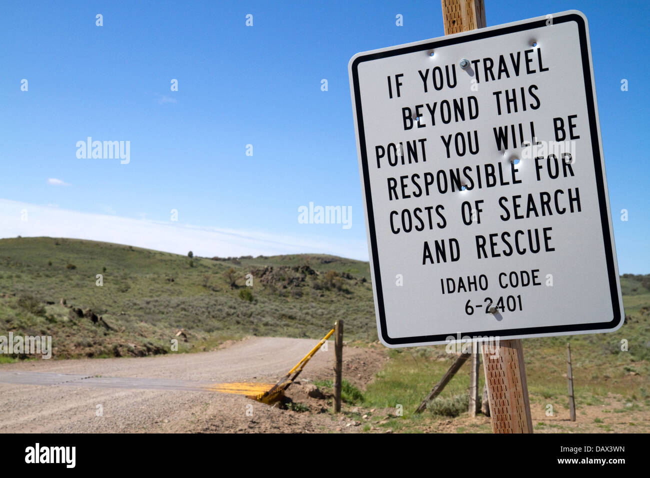 Señales de advertencia de los costes de búsqueda y salvamento para viajar por carecer de infraestructura carretera en el condado de Owyhee, Idaho, USA. Foto de stock