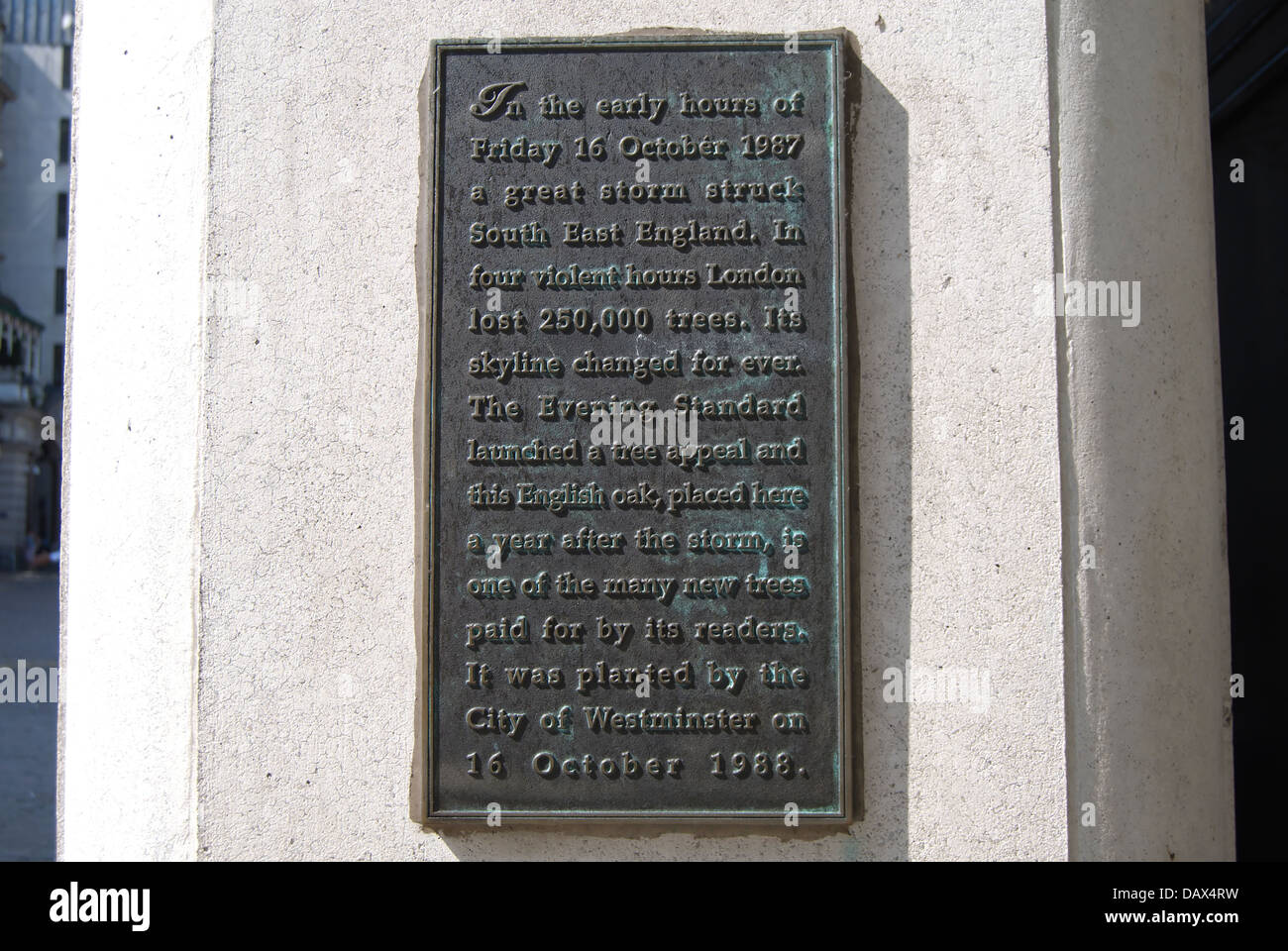 Placa conmemorativa describiendo la tormenta de octubre de 1987, que golpeó el sureste de Inglaterra, en el Charing Cross, Londres, Inglaterra Foto de stock