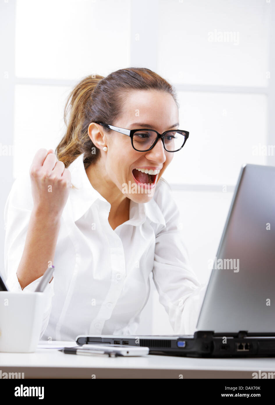 Victoria - joven mujer de negocios con un portátil en el trabajo Foto de stock