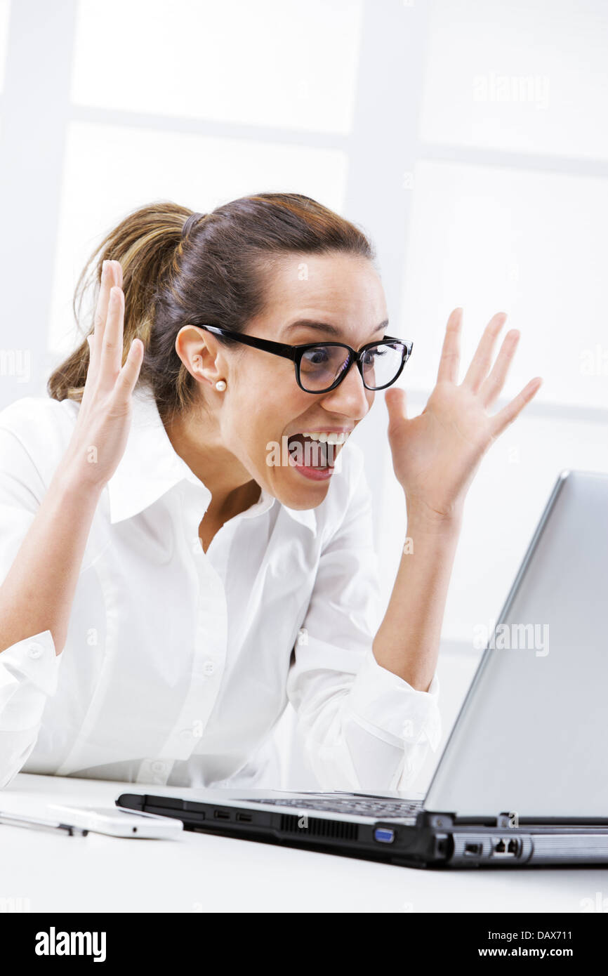 Victoria - joven mujer de negocios con un portátil en el trabajo Foto de stock