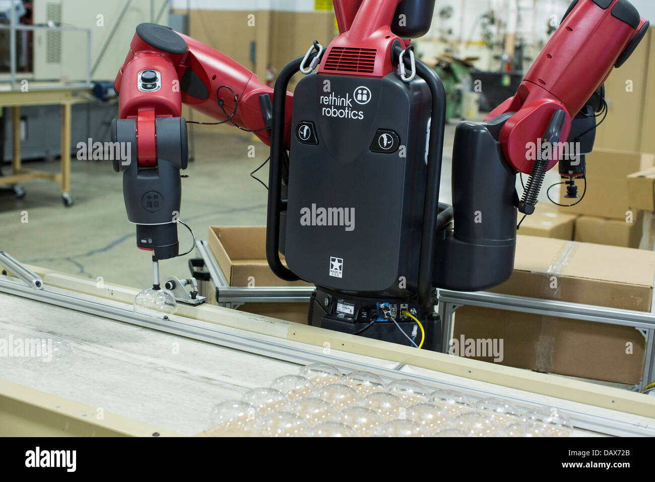 Baxter el robot hechas por replantear la robótica en el grupo Rodona de moldeo de plástico de fábrica. Foto de stock