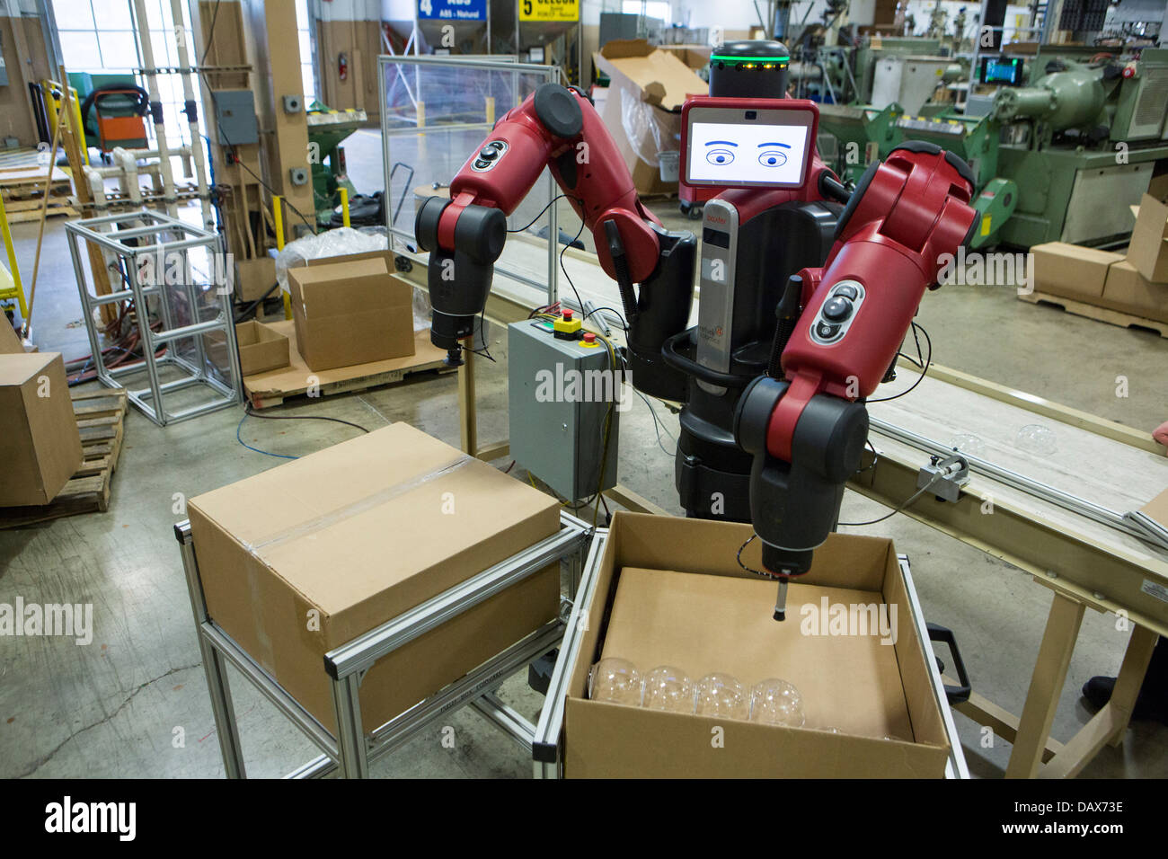 Baxter el robot hechas por replantear la robótica en el grupo Rodona de moldeo de plástico de fábrica. Foto de stock