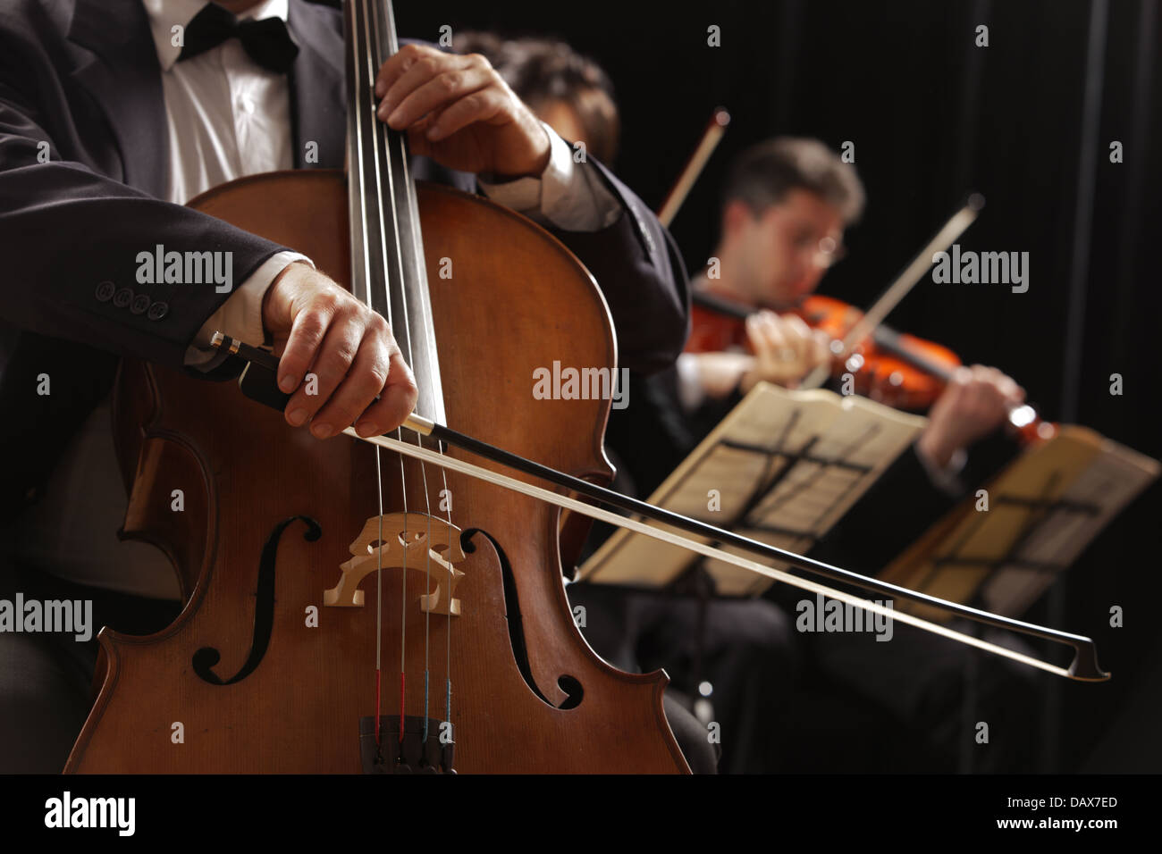 Música clásica, violonchelista y violinistas Foto de stock