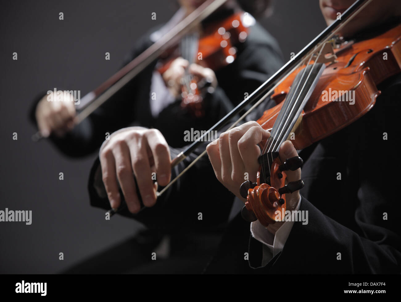 La música clásica. Los violinistas en concierto Foto de stock