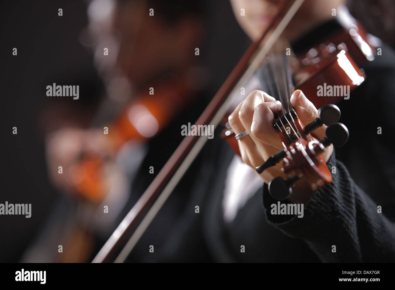La música clásica. Los violinistas en concierto Foto de stock
