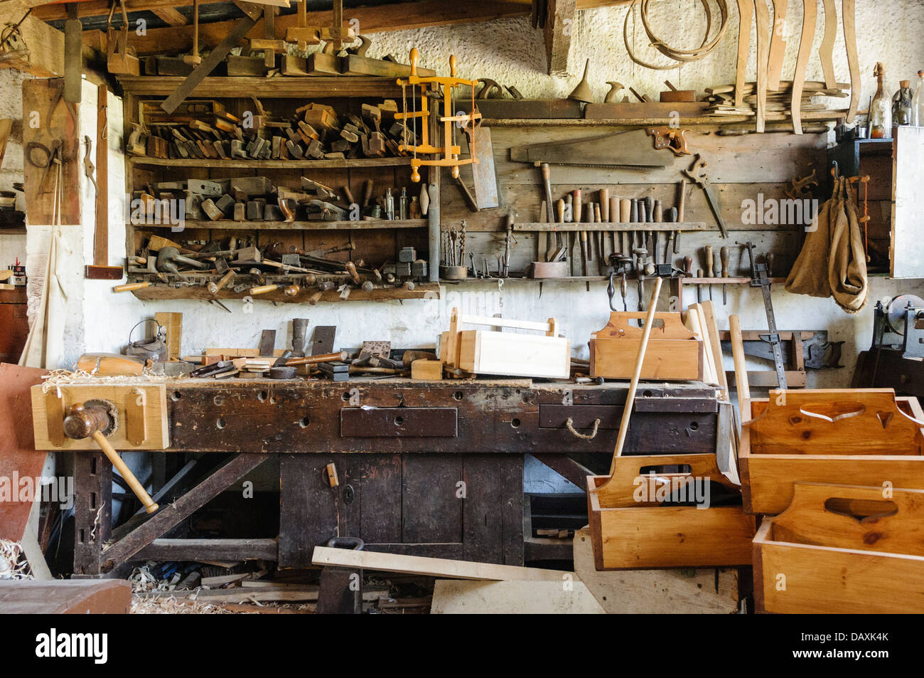 Antiguo banco de carpintero carpintero herramientas de trabajo oficio  Fotografía de stock - Alamy