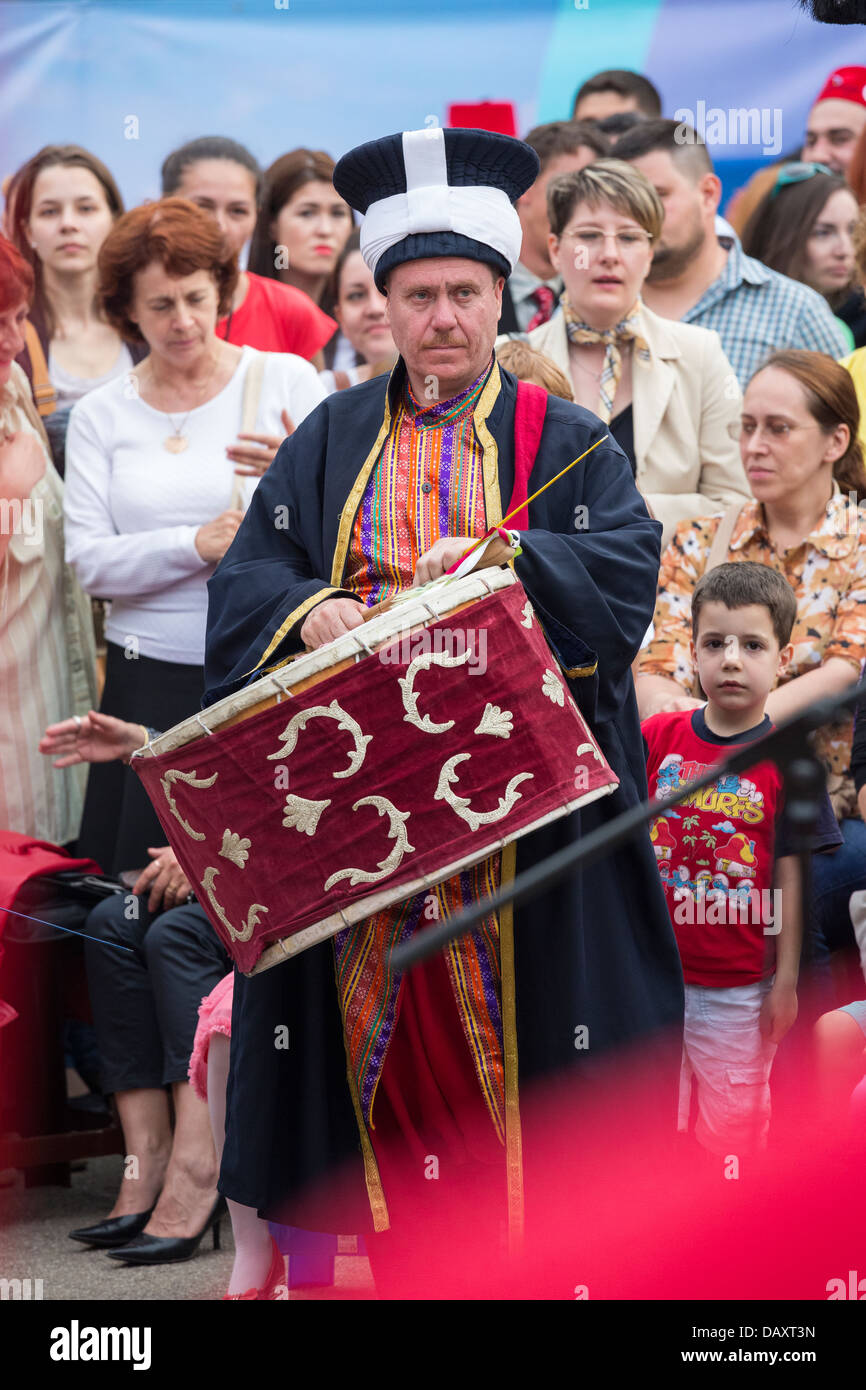 Miembro no identificado de la banda militar tradicional turco realiza en tambores durante el Festival de Turquía, Bucarest, Rumania. Foto de stock