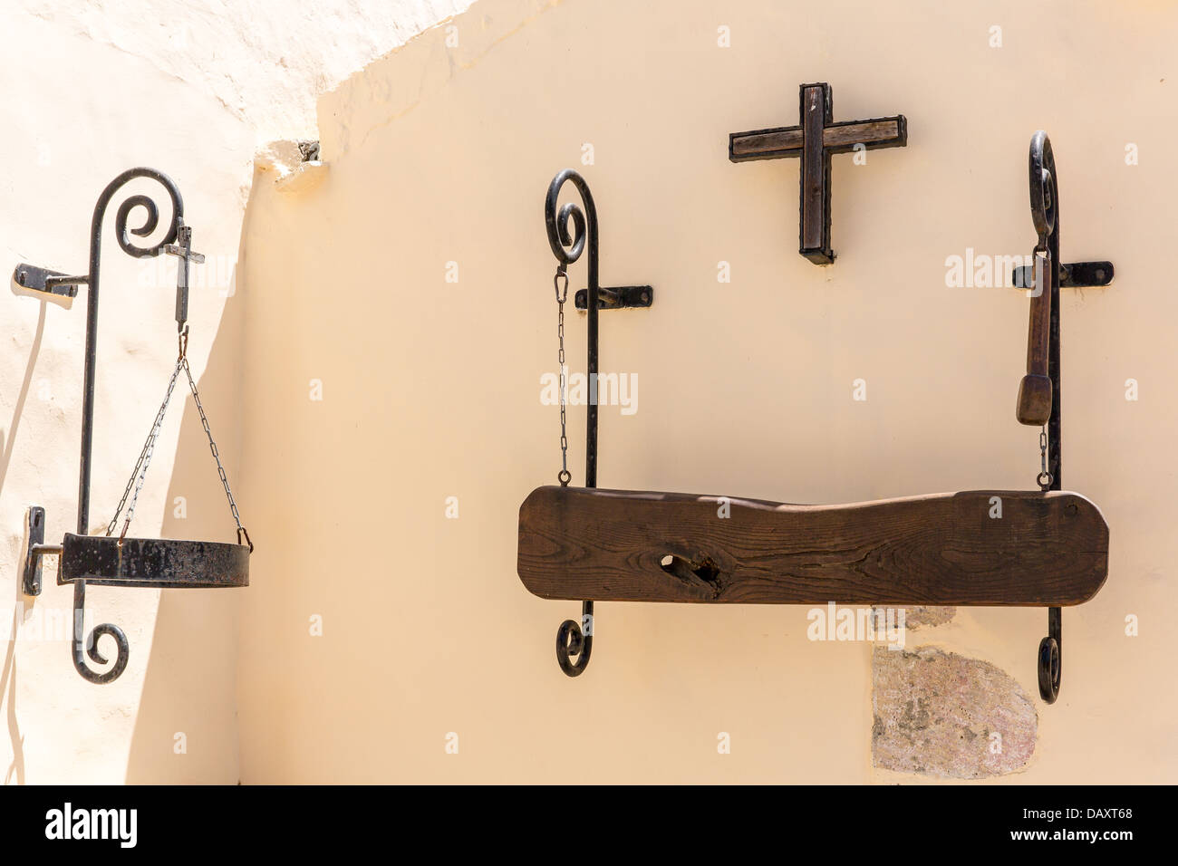 Símbolo religioso griego,cruz,la placa con el nombre en el muro del monasterio en Creta, Grecia Foto de stock