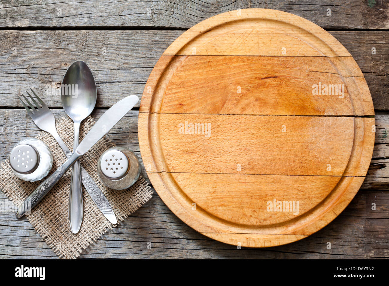 Cubertería y vintage vacía la tabla de cortar los alimentos concepto de fondo Foto de stock