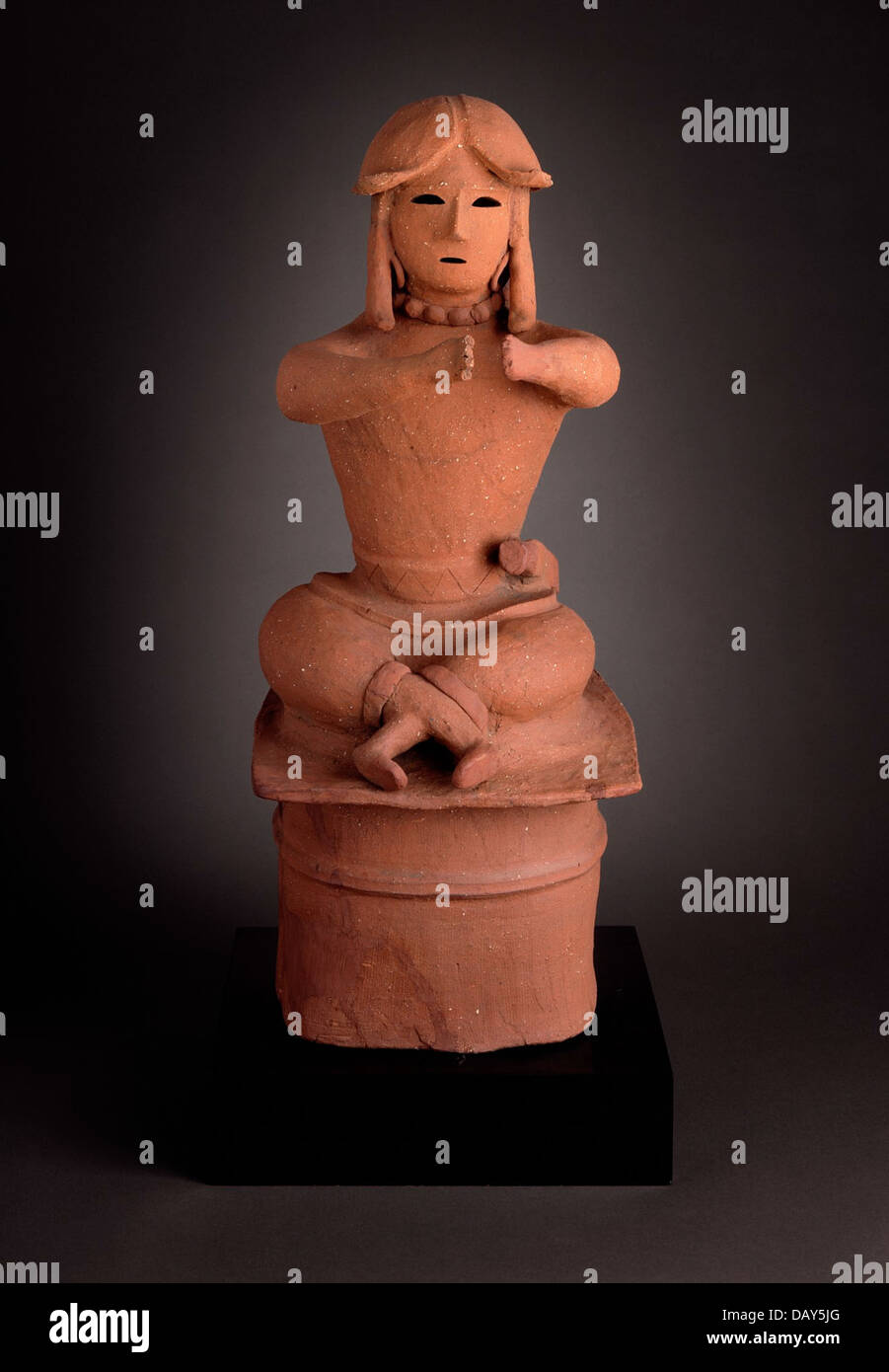 Haniwa Tumba escultura de un guerrero sentado M.58.9.4 Fotografía de stock Alamy