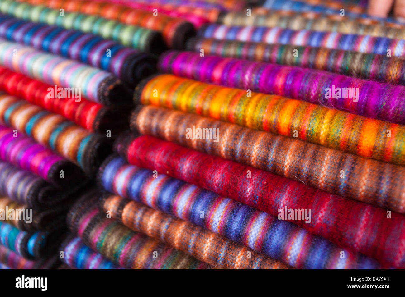 Bufandas hechas de Lama lana de alpaca y teñidos colores vegetales naturales en el colorido mercado semanal, Zimbahua, Ecuador Fotografía de stock - Alamy