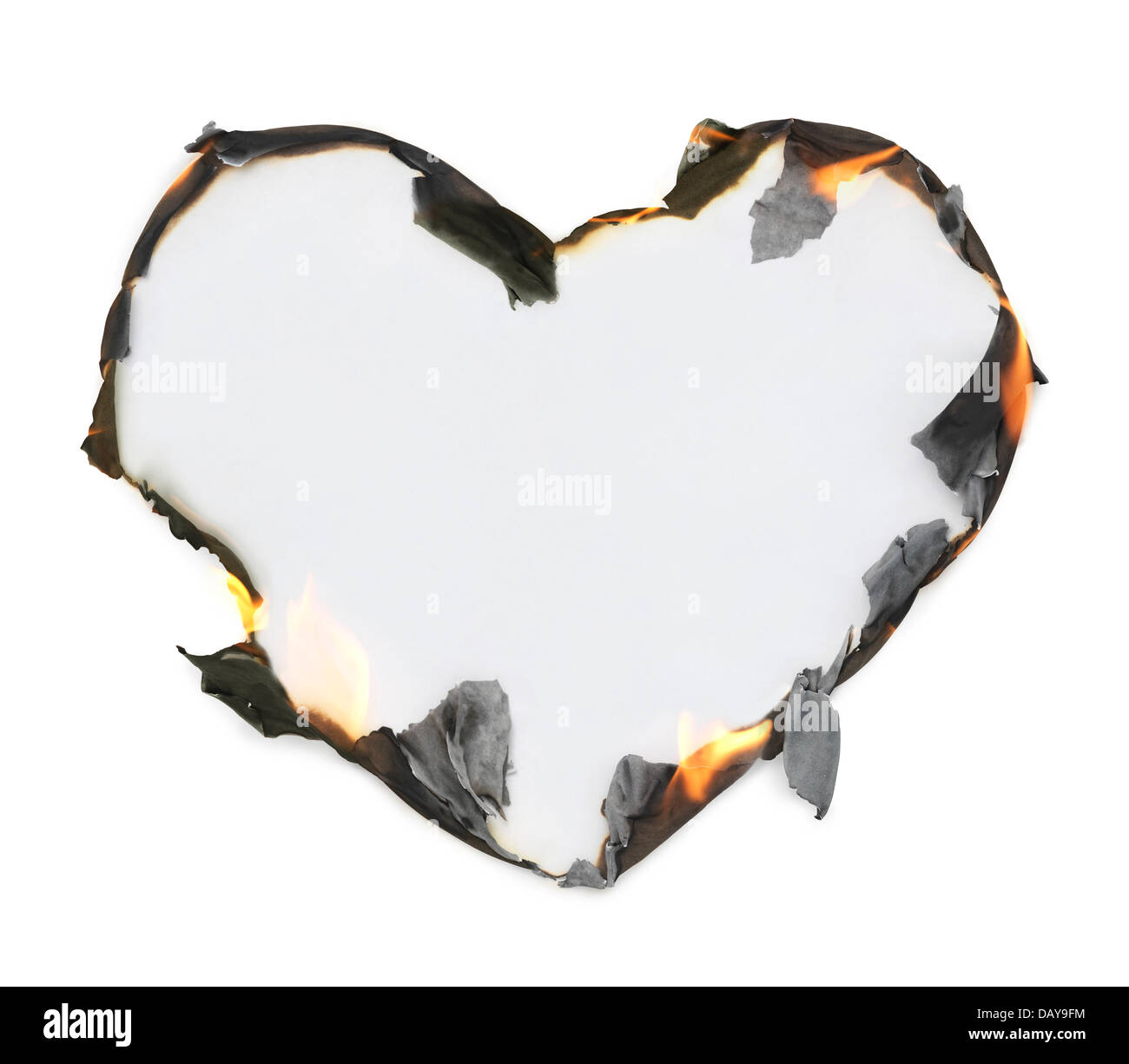 En blanco de papel en forma de corazón con la quema de los bordes, marco conceptual artístico aislado sobre fondo blanco con trazado de recorte. Foto de stock