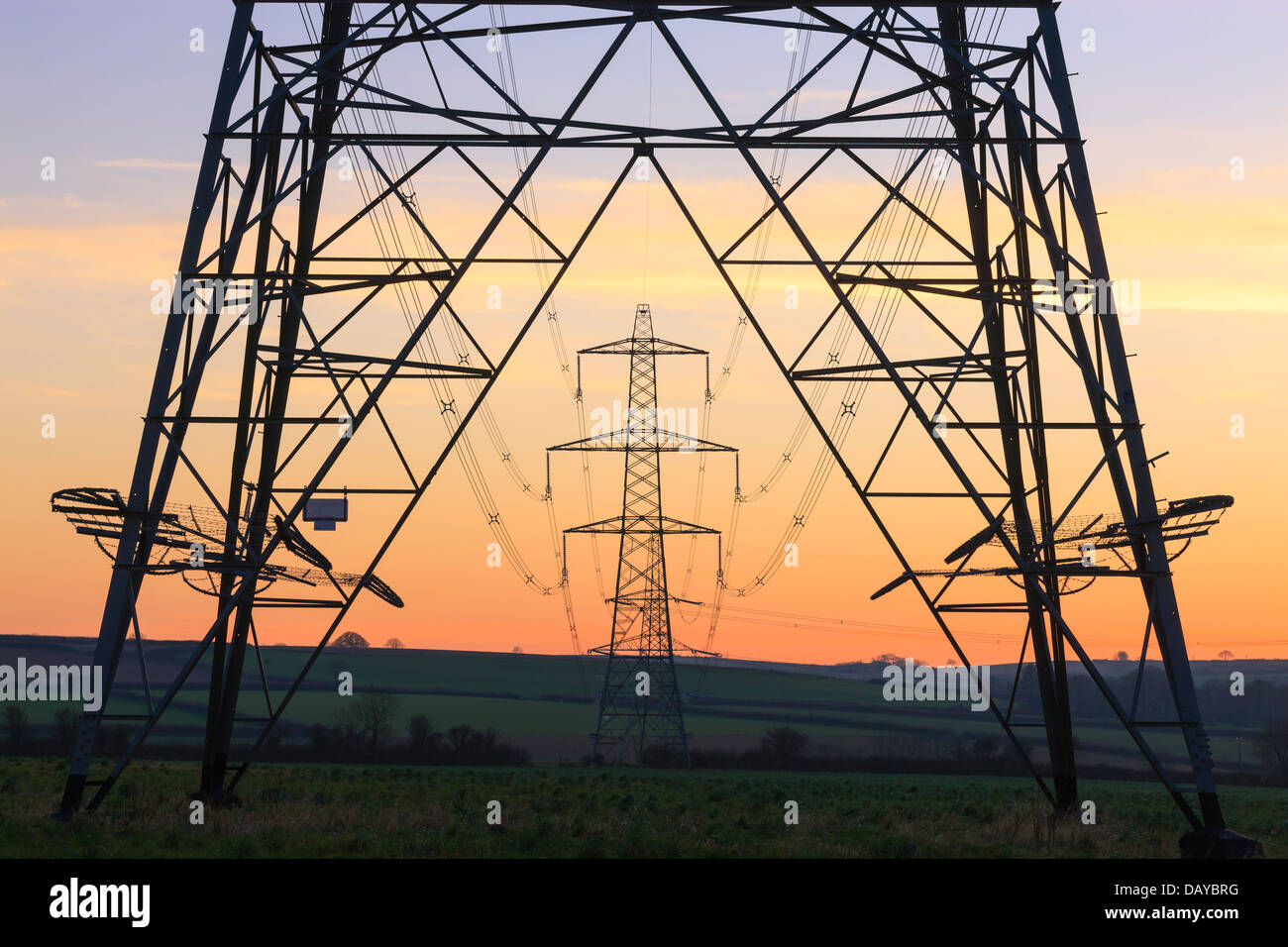 Un poste eléctrico de la Red Nacional de Gales al atardecer Foto de stock