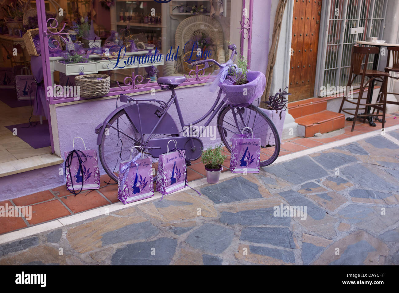 Cesta de bicicleta decorada con flores fotografías e imágenes de alta  resolución - Alamy