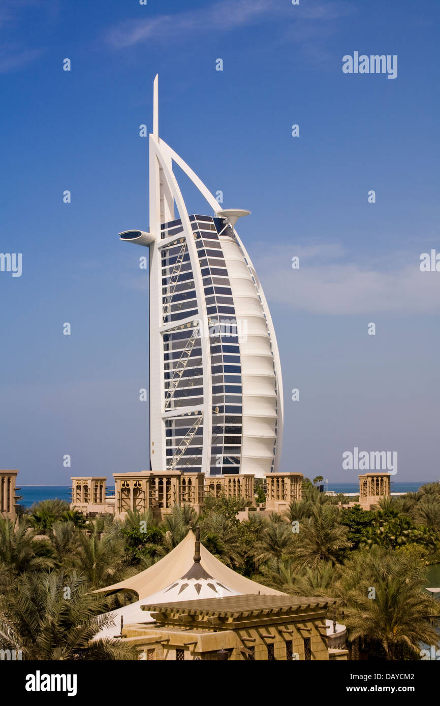 Los imponentes en forma de vela Burj al-Arab hotel se eleva por encima de  su propiedad hermana, la Mina A'Salam boutique hotel, Dubai, Emiratos  Árabes Unidos Fotografía de stock - Alamy