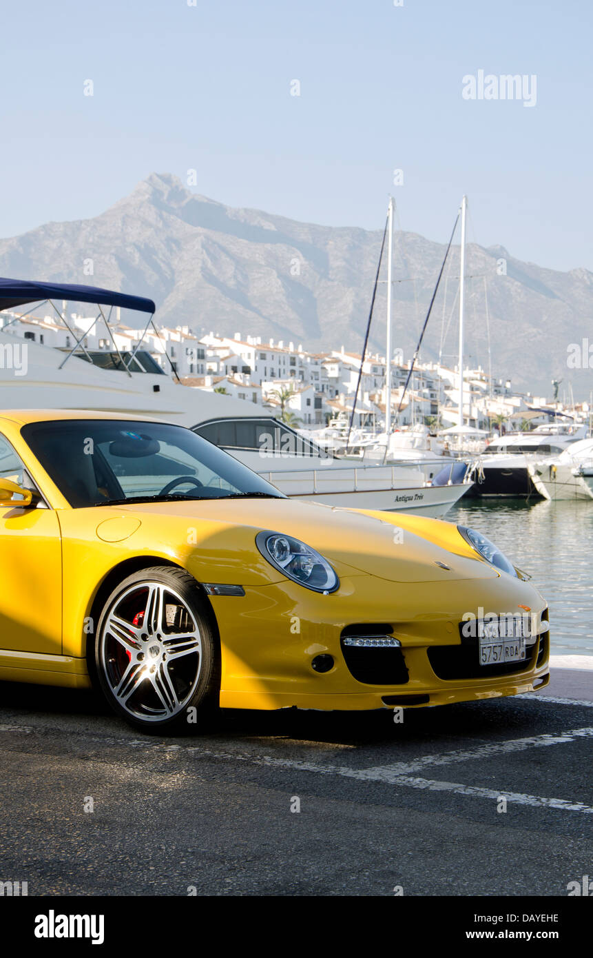 Porsche en Puerto Banús en Marbella con La Concha en segundo plano. Costa  del Sol, España Fotografía de stock - Alamy