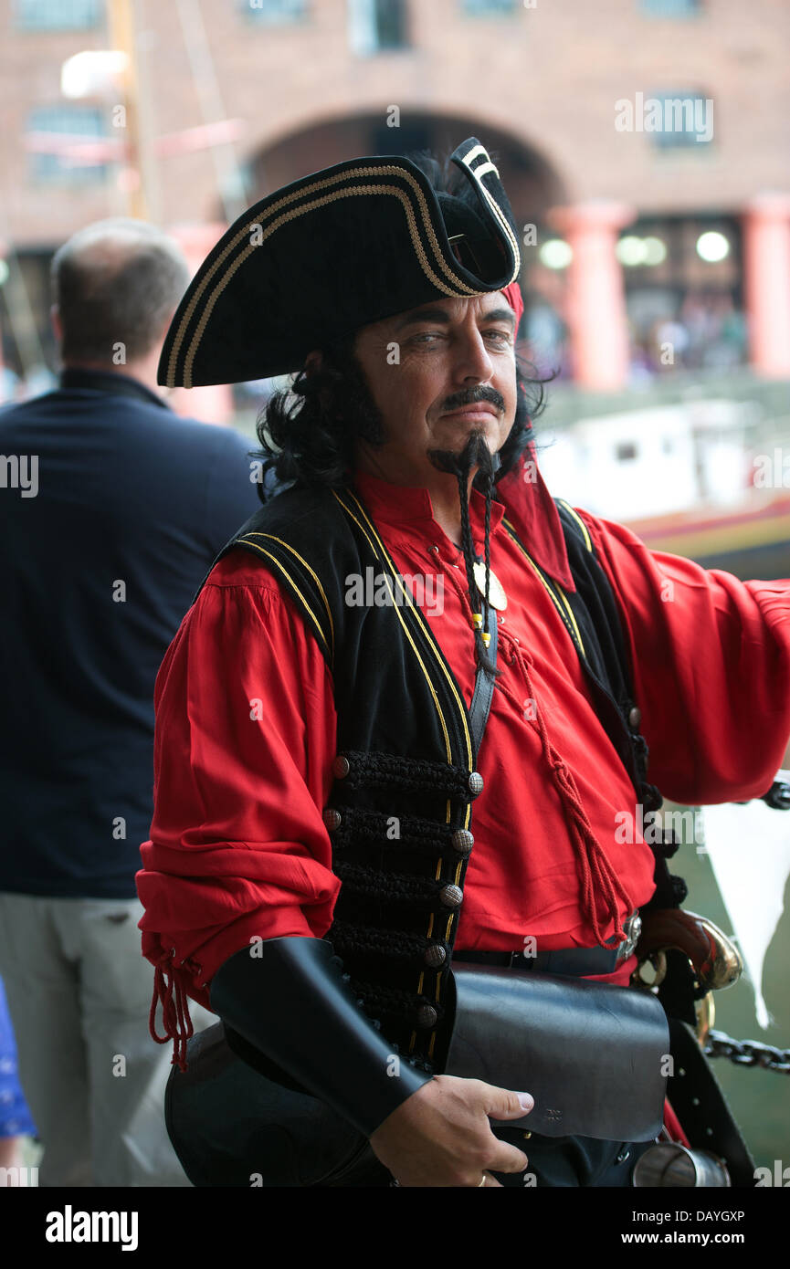 Hombre Vestido De Pirata Fotos e Imágenes de stock - Página 2 - Alamy