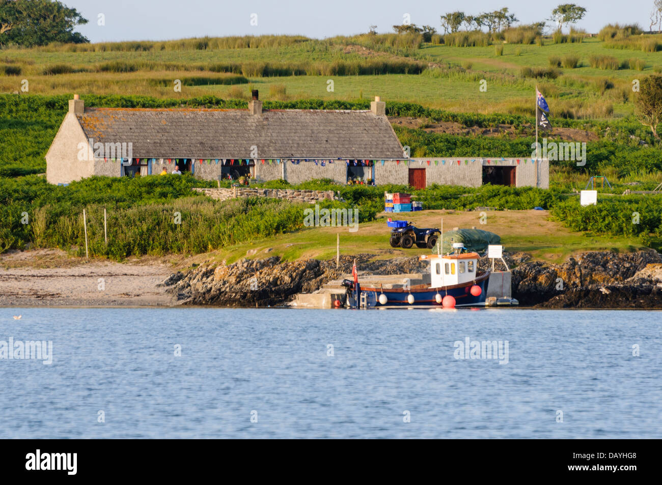 Casa en la isla Copeland, Irlanda del Norte, con una bandera para indicar que está ocupada. Foto de stock