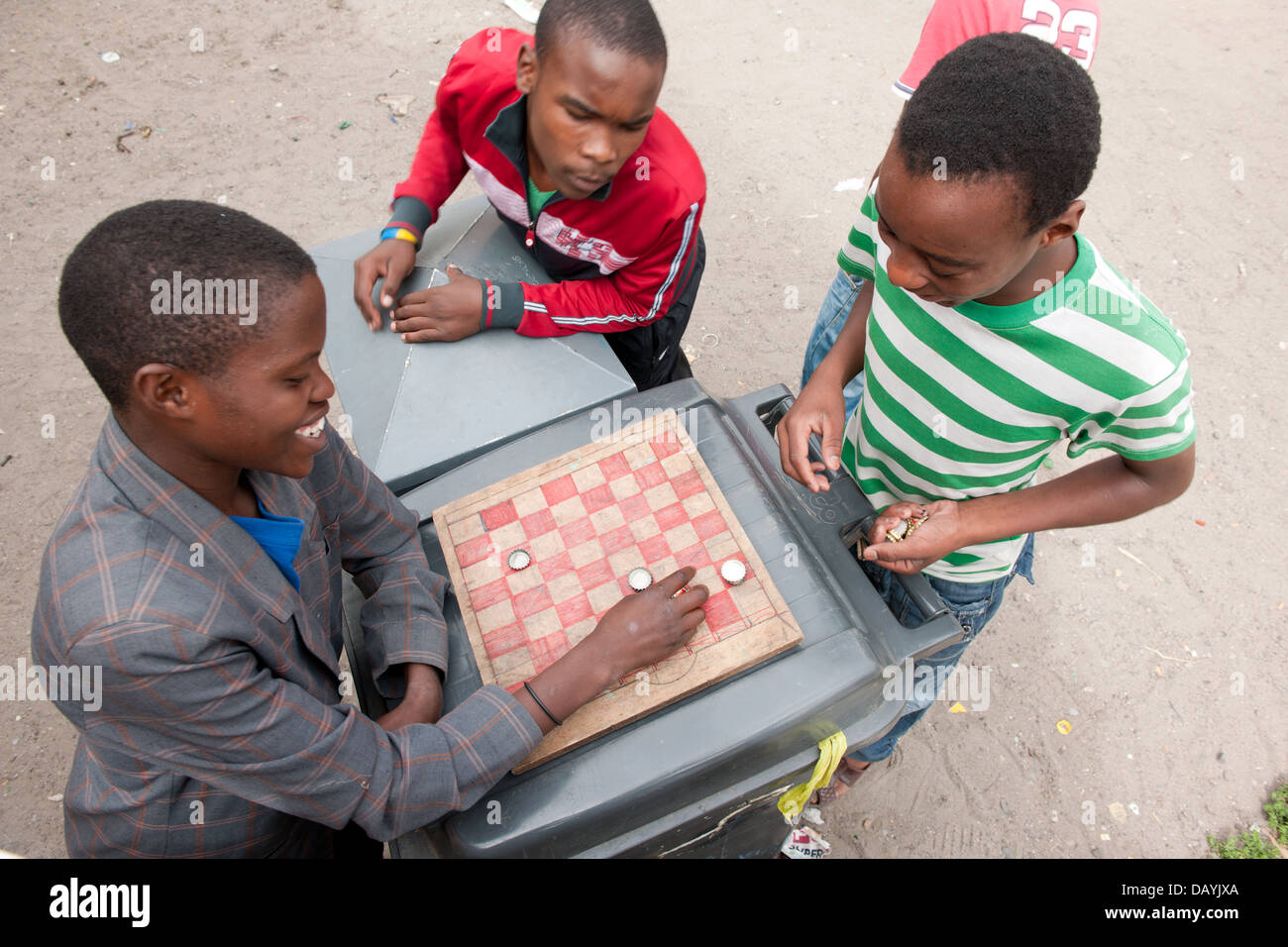 Muchachos jugando borradores Langa Township, Cape Town, Sudáfrica  Fotografía de stock - Alamy