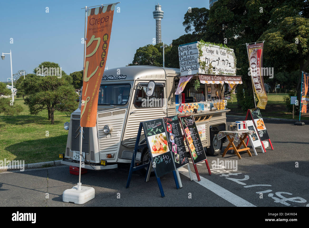 Citroën H Van convertida en una tienda de café y aperitivos móvil del Parque Yamashita y Torre Marina de Yokohama, Yokohama, Japón Foto de stock