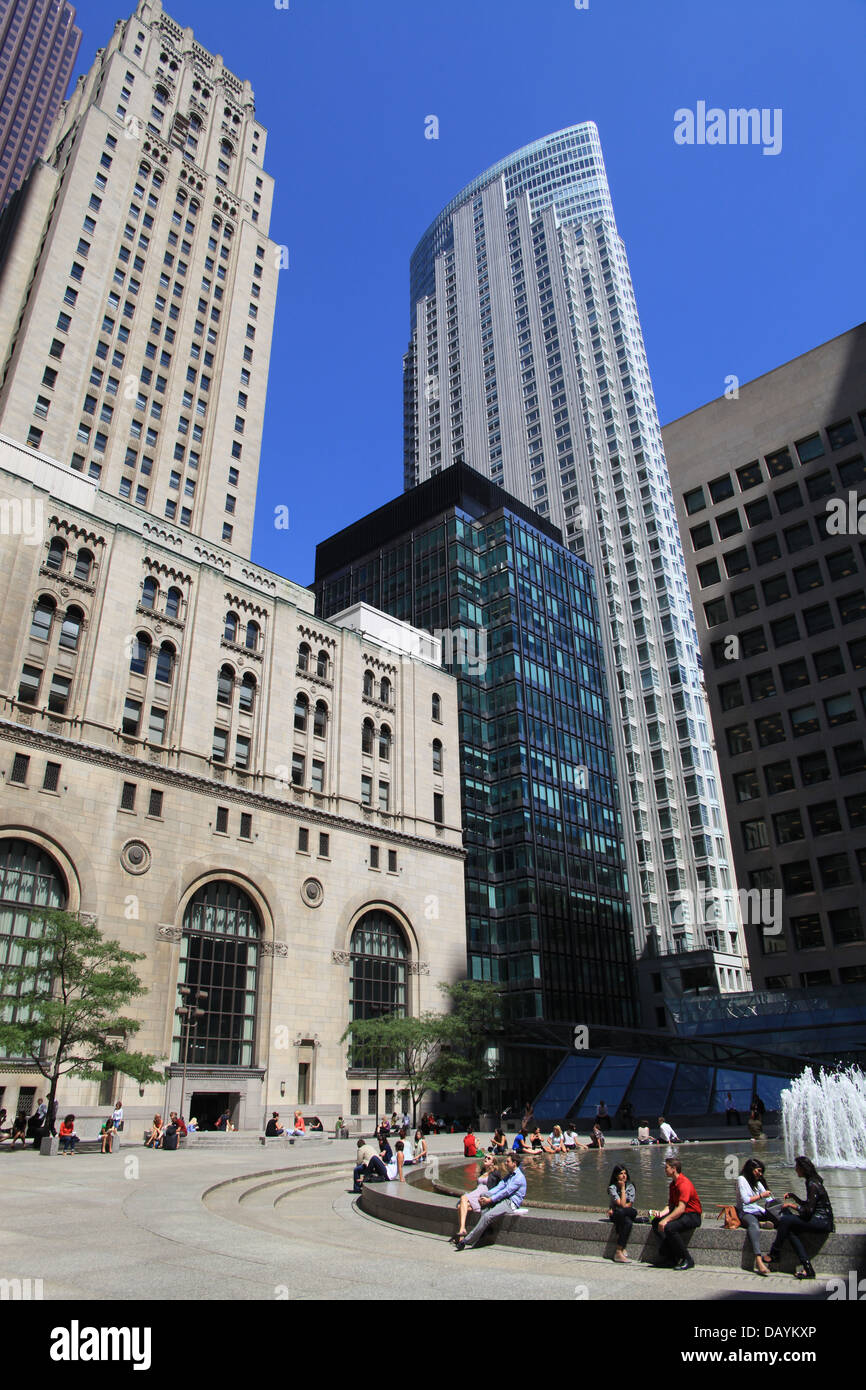 El centro de Toronto, edificios altos y fuente Commerce Court Foto de stock
