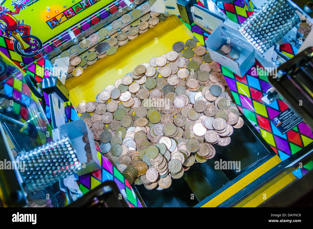 Cascada de monedas fotografías e imágenes de alta resolución - Alamy