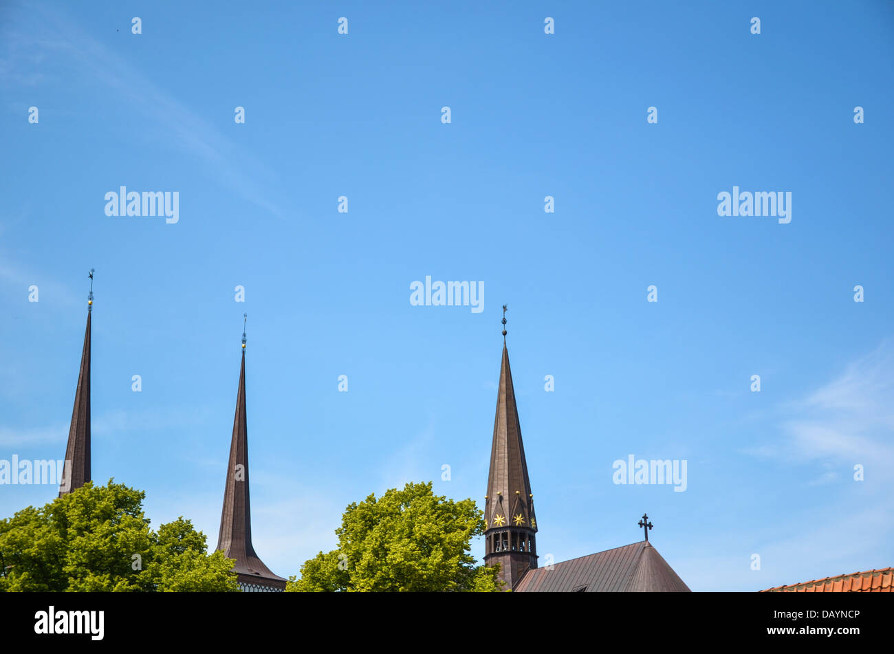 Las torres de la Catedral de Roskilde en Dinamarca. Foto de stock