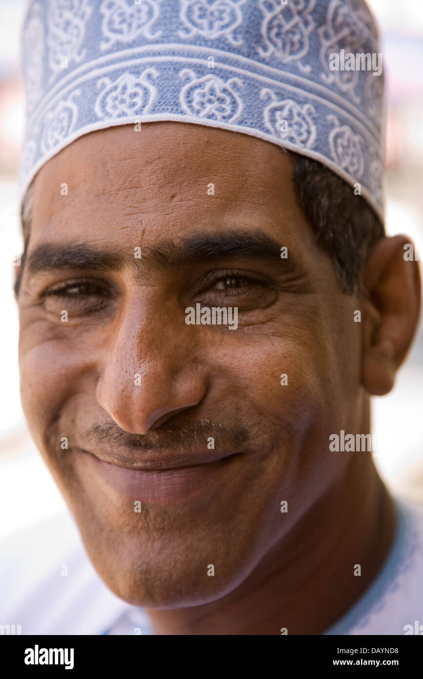 Encantador y articular, Abdulah Hamoto ha servido como guía turística en Omán durante 16 años, de la provincia de Dhofar Salalah, Omán. Foto de stock