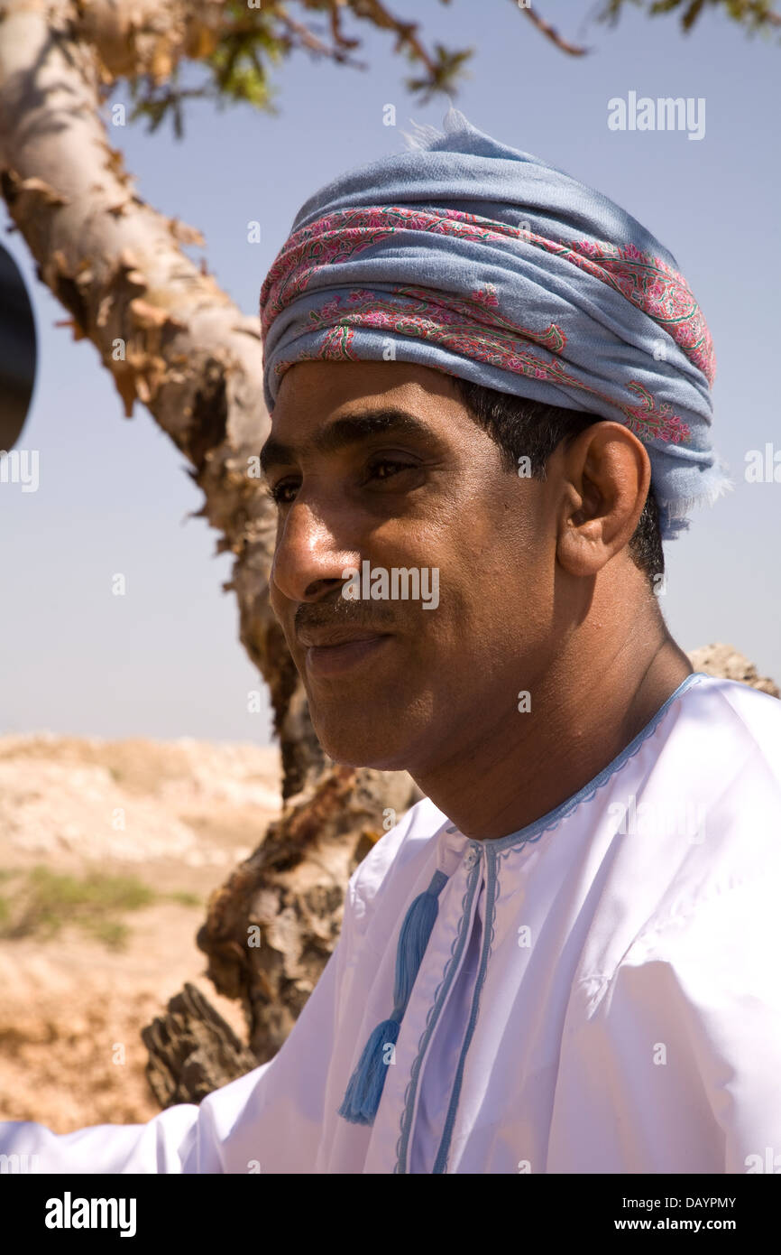 Encantador y articular, Abdulah Hamoto ha servido como guía turística en Omán durante 16 años, de la provincia de Dhofar Salalah, Omán. Foto de stock