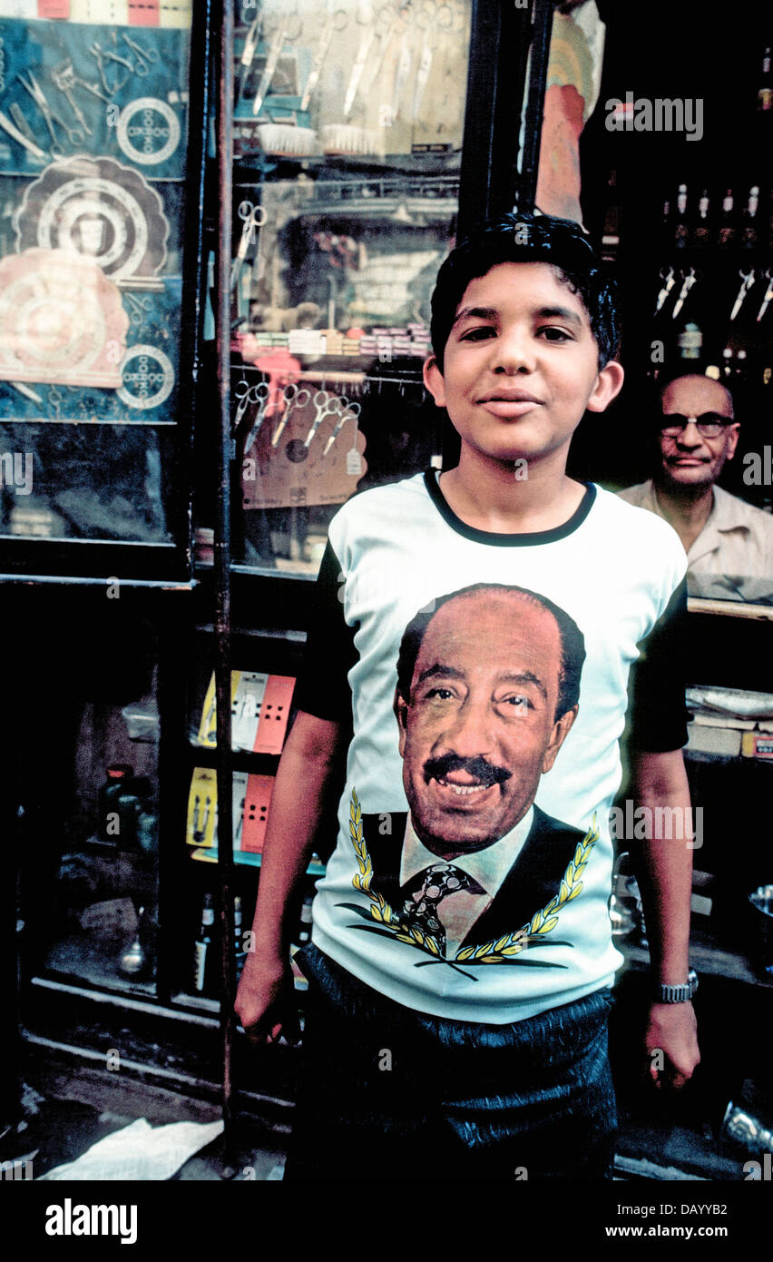 Un chico egipcio muestra su camiseta con un retrato de Anwar Sadat, el 3er Presidente de Egipto, quien se desempeñó en esa nación del norte de África 11 años desde 1970. Foto de stock