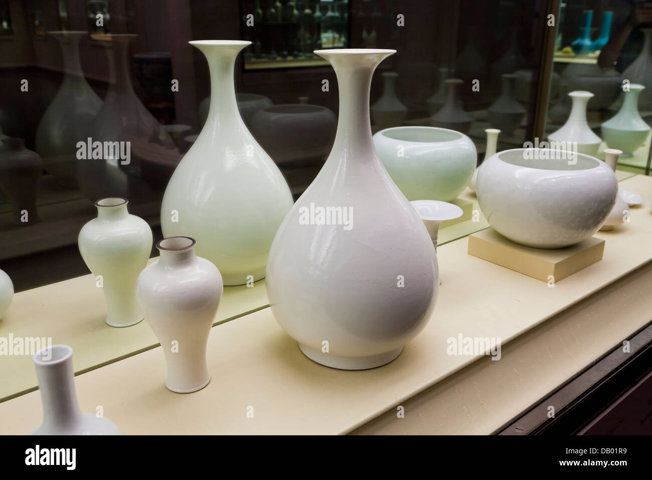 Gran jarrón, incoloro de esteatita esmaltada de porcelana china, reinado Yongzheng - 1723 Foto de stock